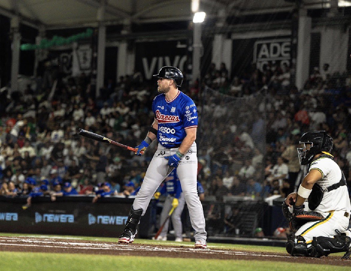 Beisbolpuro's tweet photo. OLMECAS IGUALÓ LA SERIE

Seth Beer bateó de 4-4, con doblete, cuadrangular y seis remolcadas y los @OlmecasTabasco igualaron la serie tras derrotar 12-7 a los @NacimosBravos.

La serie está igualada a dos triunfos por bando.

#LaCasaDelRey https://t.co/5sVJGpvimF