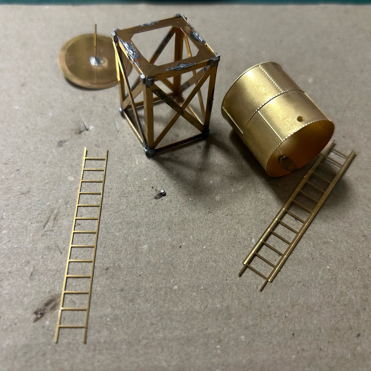 KOSHIsPLANT's tweet photo. 給水塔も作りまし���。
塗装、ウェザリングをしてレイアウトに設置するとぐっとレイアウトが良くなるはずです。 https://t.co/SmV5qnJ9Y5