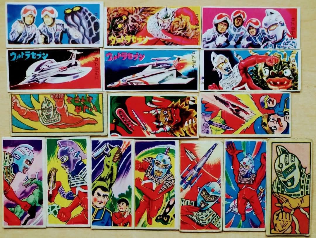 TokudaiRainbow's tweet photo. 家族で「メンコ」勝負、楽しそう♪  メンコの図版は1960〜70年代のテレビヒーロー！ https://t.co/gAD4vxBzFU
