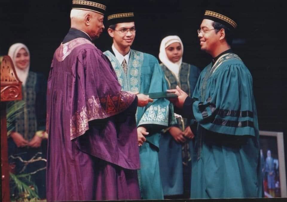 DrZulkifliHasan's tweet photo. Ada ramai yang bertanya latarbelakang saya? Memang saya tidak terkenal dan bukanlah siapa-siapa. 

Saya hanyalah anak kampung. Membesar di rumah serba sederhana di FELDA Sungai Behrang, Muallim, Perak. Dibesarkan oleh Almarhum Ayahanda dan Almarhumah Bonda yang menyara keluarga dengan menoreh getah, selain mengajar anak-anak FELDA mengaji Al-Quran.
 
Ada lah sedikit latarbelakang Ijazah Pengajian Undang-Undang, Ijazah Pengajian Syariah, Ijazah Sarjana (Master), Ijazah Kedoktoran (Ph.D) dalam Kewangan Islam di United Kingdom. Ada lah juga ambil kursus profesional Kewangan Islam dan lulus cemerlang.

Ada lah juga pengalaman sebagai peguam, penasihat undang-undang, pensyarah undang-undang, Penasihat Syariah bank-bank dan takaful dan koperasi termasuk penasihat kepada beberapa organisasi di luar negara. 

Saya ada sedikit pengalaman bekerja di Dubai International Financial Centre, Emiriah Arab Bersatu (UAE) dan di Fordham Law School, New York, Amerika Syarikat. Mewakili Malaysia dalam program Young Intellectual Exchange di Jepun dan penerima Biasiswa Fulbright di Amerika. 

Ada lah sedikit pengalaman di Universiti sebagai pensyarah, Profesor, Dekan dan Timbalan Rektor di Universiti. Menjadi Profesor Pelawat di beberapa buah universiti termasuk pernah menjadi lembaga penasihat universiti di luar negara. 

Saya aktif lah juga dengan kerja kemanusiaan dan kemasyarakatan di Malaysia dan luar negara. Pernah laksanakan Misi Kemanusiaan di dalam Gaza, Syria, Turkiye, Indonesia dan lain-lain negara yang bergolak dan dilanda bencana alam. 

Di United Kingdom, saya aktif dengan Palestine Solidarity Campaign, di New York dengan Fordham Islamic Society, MUBANY dan AMAL. 

Alhamdulillah, sudah menerbitkan lebih 30 buku dan bab dalam buku dalam Bahasa Inggeris dan Bahasa Melayu serta ratusan artikel dan makalah. Pernah lah juga menang Buku terbaik MAPIM Peringkat Kebangsaan Kategori Bahasa Inggeris. 

Pengalaman saya dalam dunia Kewangan Islam sudah melebihi 25 tahun. Sudah biasa juga dengan pengauditan, perakaunan, penyata kewangan, balance sheet dan lain-lain. Lulus cemerlang juga lah subjek ini dalam kursus profesional yang saya ambil. Pernah dapat Anugerah the Upcoming Scholar peringkat antarabangsa dalam bidang kewangan Islam masa muda-muda dulu. 

Cuma tidak perlu lah saya cerita berapa banyak sanad-sanad hadis yang telah saya terima dari alim ulama muktabar. 

Jika ada yang berminat bolehla rujuk laman sesawang saya yang juga pernah menang Anugerah Weblog Akademik terbaik Ahli Akademik Peringkat Kebangsaan. 

Kejayaan ini semua adalah hasil sokongan Almarhum Ayahanda, Almarhumah Bonda, Isteri tercinta, anak-anak, keluarga, sahabat-sahabat dan kesemua guru saya khususnya di Sekolah Kebangsaan Sungai Behrang, Madrasah Idrisiah Kuala Kangsar, UIAM dan Durham University, United Kingdom.

Hadza min fadhli Rabbi. Terus belajar dan belajar.

🤲🇲🇾

#SebarkanSalam