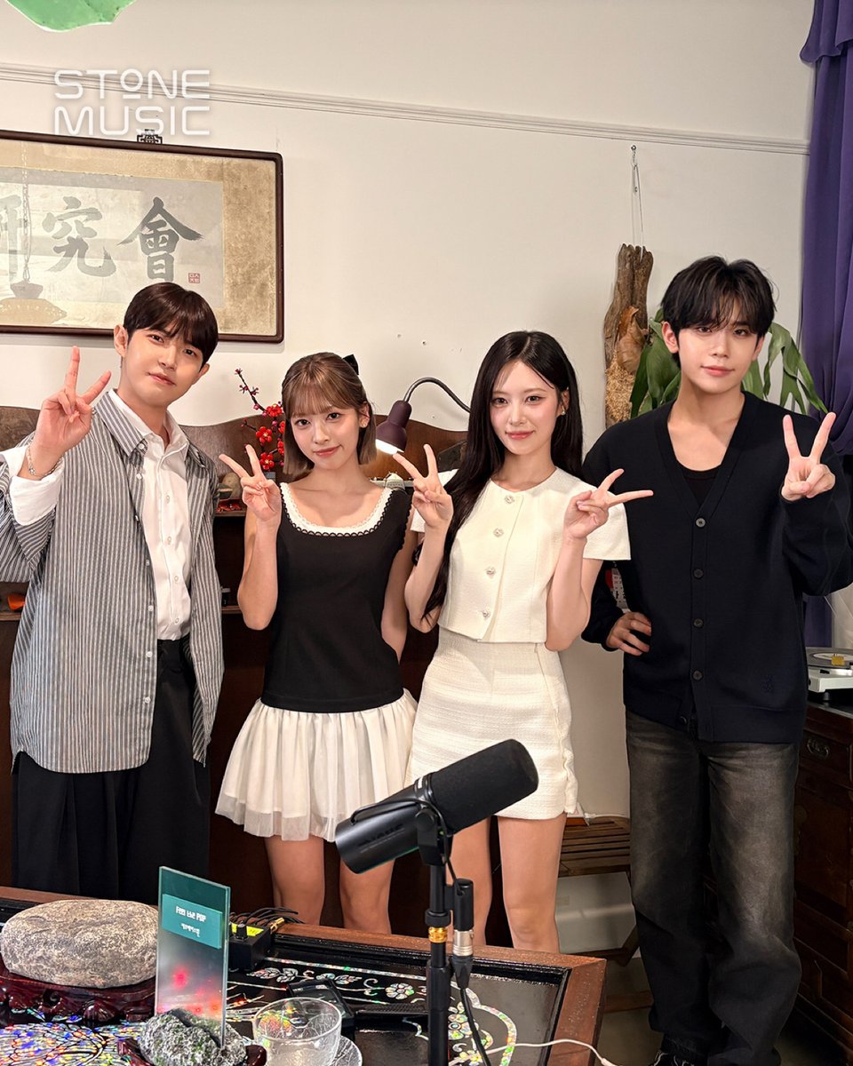 StoneMusicEnt's tweet photo. [수석연구회] EP.3 비하인드 포토📸

수석연구원 김재환 & 김태래
3화 게스트 RESCENE (리센느) 리브 & 메이!
여러분도 기세 같이 끌어 올리고 계신가요?💪

아직 못 보신 분들은 지금 바로 스톤뮤직 유튜브, 스포티파이에서 풀버전으로 만나보세요!
👉스톤뮤직 YT: https://t.co/P3oX75gTeA
👉Spotify: https://t.co/Isw3KVvWgV

#스톤뮤직 #STONE_MUSIC
#수석연구회 #STONE_SEMINAR #김재환 #김태래
#리센느 #RESCENE #리브 #메이