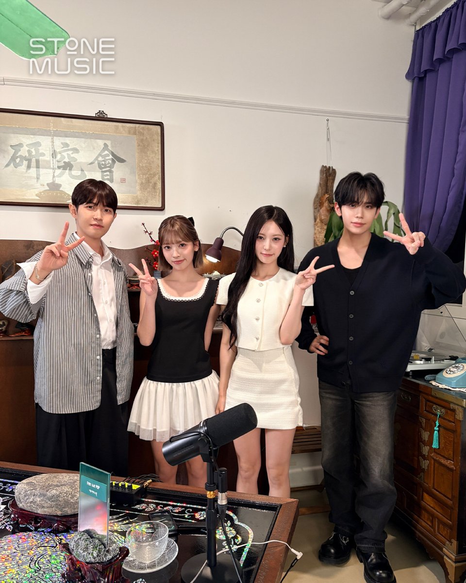 StoneMusicEnt's tweet photo. [수석연구회] EP.3 비하인드 포토📸

수석연구원 김재환 & 김태래
3화 게스트 RESCENE (리센느) 리브 & 메이!
여러분도 기세 같이 끌어 올리고 계신가요?💪

아직 못 보신 분들은 지금 바로 스톤뮤직 유튜브, 스포티파이에서 풀버전으로 만나보세요!
👉스톤뮤직 YT: https://t.co/P3oX75gTeA
👉Spotify: https://t.co/Isw3KVvWgV

#스톤뮤직 #STONE_MUSIC
#수석연구회 #STONE_SEMINAR #김재환 #김태래
#리센느 #RESCENE #리브 #메이