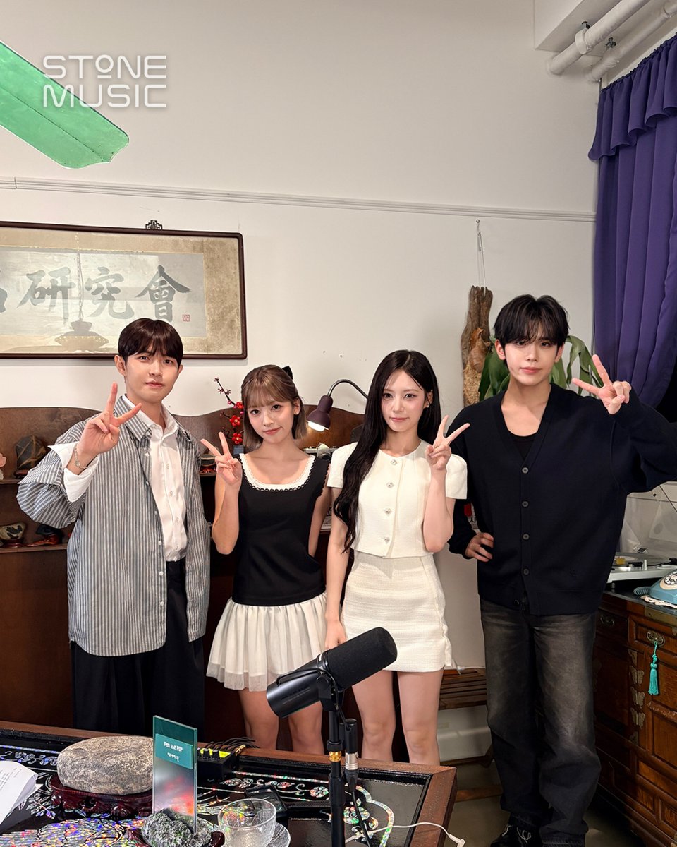 StoneMusicEnt's tweet photo. [수석연구회] EP.3 비하인드 포토📸

수석연구원 김재환 & 김태래
3화 게스트 RESCENE (리센느) 리브 & 메이!
여러분도 기세 같이 끌어 올리고 계신가요?💪

아직 못 보신 분들은 지금 바로 스톤뮤직 유튜브, 스포티파이에서 풀버전으로 만나보세요!
👉스톤뮤직 YT: https://t.co/P3oX75gTeA
👉Spotify: https://t.co/Isw3KVvWgV

#스톤뮤직 #STONE_MUSIC
#수석연구회 #STONE_SEMINAR #김재환 #김태래
#리센느 #RESCENE #리브 #메이
