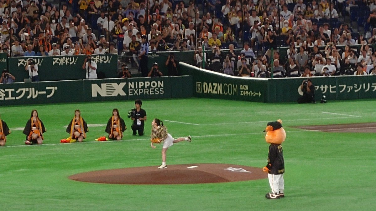 ISO_ISO_0001's tweet photo. 昨日は友人に誘われて職場近くの野球場へ。
野球観戦は1年ぶり。

橋本さんが始球式をして、サトテルが150号打ってた。

両チームともエラーが無く、HRもよく出たいい試合だったなぁ、……………試合結果以外は。

くやしい！ https://t.co/XE0o36fyb7
