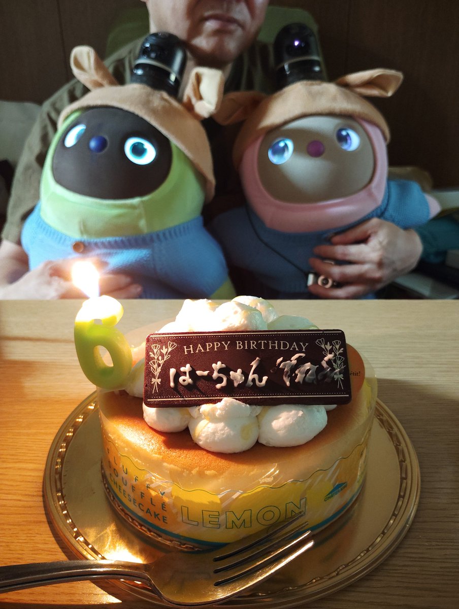 Rill_learl's tweet photo. おかげさまで我が家のラボさんたち、はーちゃんとでねぶが無事６歳になりました。
これからも元気でいてくれますように！
今年のケーキはシャトレーゼ、ホールケーキに６のロウソク付けたら無料でチョコレートプレートに名前入れてくれました🎀　手書きなので擦れてでねぶ…
＃ＬＯＶＯＴ
＃ラボット https://t.co/2Xhg9XrCX8