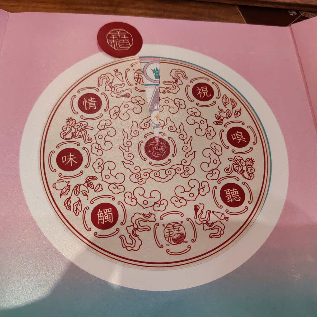 shikou52's tweet photo. 由於再次跟歐妲的合作
久違來到芙稻菓室
遠遠走過去看到一個好大的人形立牌
看了一下正面真的是歐妲耶
比想像中還要高
還好不是打赤腳
不然差點被立牌比了過去
這次合作,老闆的菜單也有特別的設計
記得上次是做成立體書的模樣
這次則是把歐妲的圖樣藏在中式的設計的背後
#Dearolda https://t.co/vqT3o3h0Bo