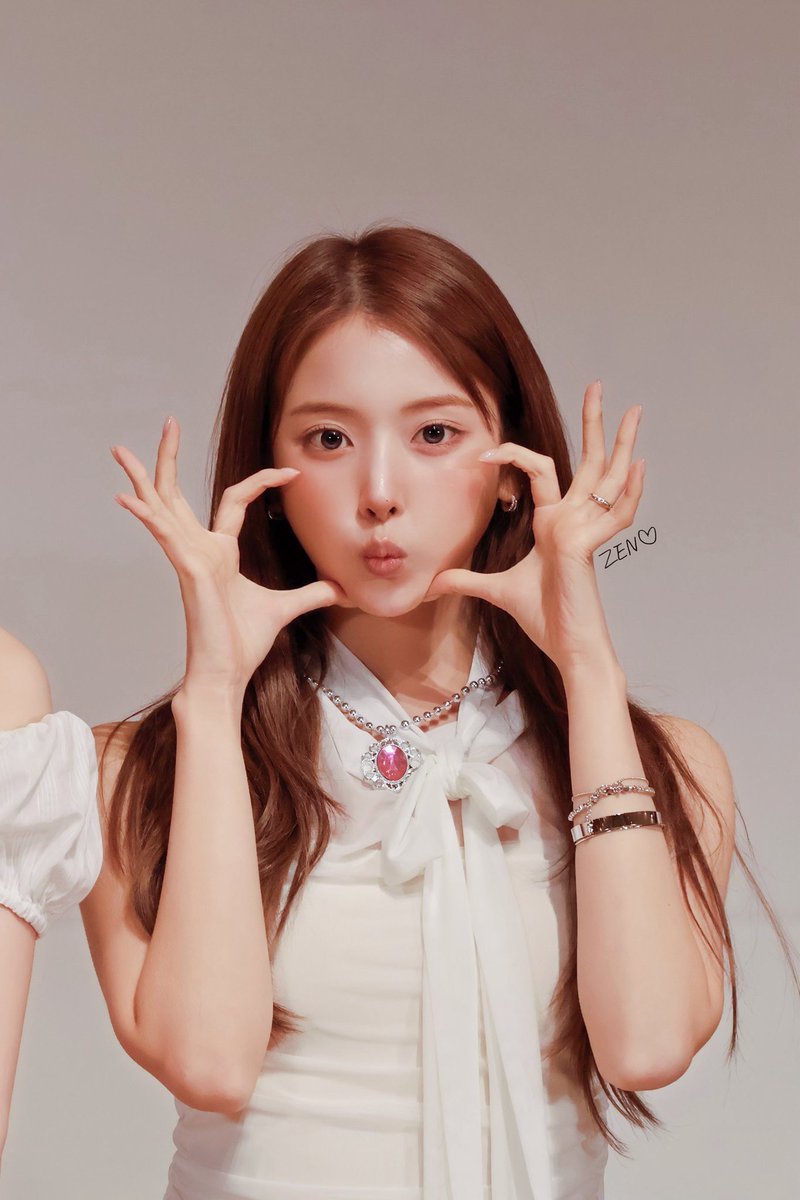 LIEMEQUE_INFO's tweet photo. 엔믹스(#NMIXX) 지우(#JIWOO)님 260806 메이크스타 팬사인회 착장 정보

Brand: 리메크 #LIEMEQUE #LIEMÉQUE
Item: 시어 스카프 타이 슬리브리스 화이트
Sheer Scarf Tie Sleeveless Top WHITE
🔗 https://t.co/B8FrWwVSCD

#NMIXX #엔믹스 #NSWER #엔써 #JIWOO #지우 #NMIXXJIWOO #엔믹스지우 #메이크스타 #MAKESTAR #팬사인회 #지우착장 #지우패션 #엔믹스착장 #엔믹스패션 #아이돌착장 #아이돌패션 #연예인착장 #셀럽착장 #KpopFashion #KpopStyle #KpopOutfit #OOTD #리메크

이미지 출처: 팬 X @Nmi_______xX , @ZENlovesNMIXX
