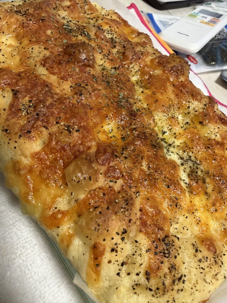 abe_is_bear's tweet photo. 深夜のパン作りタイムで作ったバカデカチーズフォカッチャ~リモコンと刻み海苔を添えて~ https://t.co/6ac3o791Ak