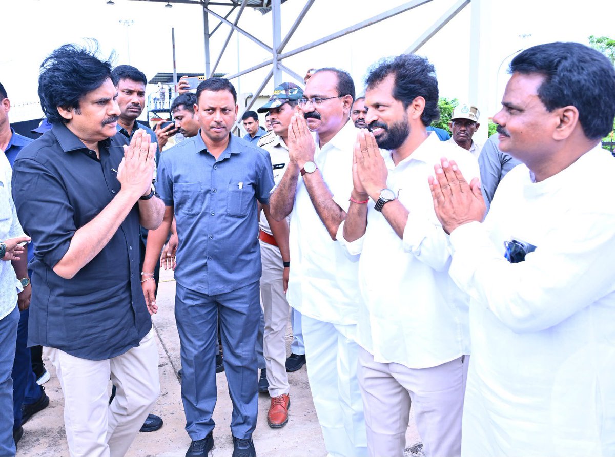 APDeputyCMO's tweet photo. విశాఖ చేరుకున్న ఉపముఖ్యమంత్రివర్యులు శ్రీ పవన్ కళ్యాణ్ గారు

ప్రపంచ ఏనుగుల దినోత్సవ జాతీయ వేడుకల్లో పాల్గొనేందుకు రాష్ట్ర ఉపముఖ్యమంత్రి శ్రీ @PawanKalyan గారు కొద్దిసేపటి క్రితం విశాఖపట్నం చేరుకున్నారు. విమానాశ్రయంలో ఆయనకు పార్టీ ఎమ్మెల్యేలు శ్రీ పంచకర్ల రమేష్ బాబు, శ్రీ వంశీకృష్ణ శ్రీనివాస్ యాదవ్, శ్రీ సుందరపు విజయ్ కుమార్, శ్రీ విష్ణుకుమార్ రాజు, డీసీసీబీ ఛైర్మన్ శ్రీ కోన తాతారావు, రాష్ట్ర జానపద సృజనాత్మక అకాడమీ ఛైర్మన్ శ్రీ వంపూరి గంగులయ్య, జిల్లా గ్రంథాలయ సంస్థ చైర్మన్ శ్రీ వన్నెంరెడ్డి సతీష్, జిల్లా అధికారులు, పార్టీ నాయకులు ఘన స్వాగతం పలికారు. భుజానికి శస్త్ర చికిత్స చేసిన చెయ్యి ఇబ్బందిగా ఉన్నప్పటికీ వాహనం నుంచి దిగి స్వాగతం పలికేందుకు వచ్చిన ప్రతి ఒక్కరికీ అభివాదం చేస్తూ ముందుకు సాగారు.  గౌరవ కేంద్ర సహాయ మంత్రి శ్రీ కీర్తివర్థన్ సింగ్ గారితో కలిసి ప్రపంచ ఏనుగుల దినోత్సవ జాతీయ వేడుకల్లో శ్రీ పవన్ కళ్యాణ్ గారు పాల్గొన్నారు. (1/2)