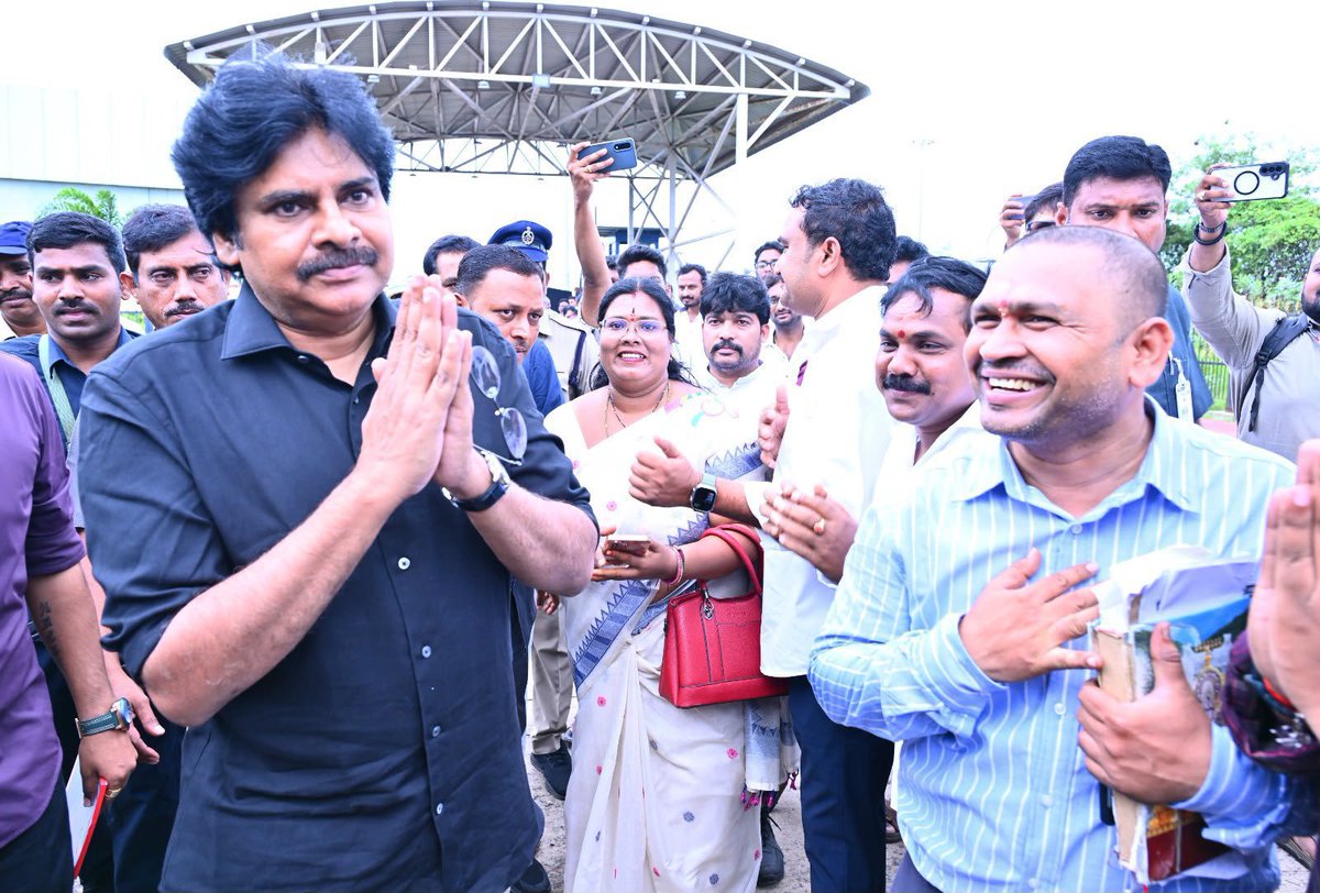 SURENDRAPILLEL1's tweet photo. వైజాగ్ Airport చేరుకున్న డిప్యూటీ సీఎం పవన్ కళ్యాణ్ గారు ❤️😍 https://t.co/cCtwhWSIvl
