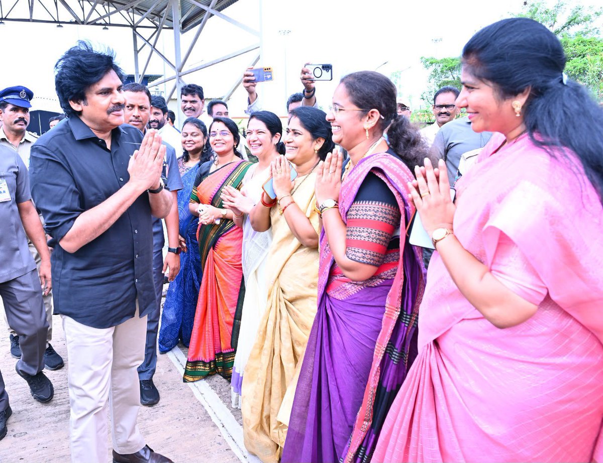 SURENDRAPILLEL1's tweet photo. వైజాగ్ Airport చేరుకున్న డిప్యూటీ సీఎం పవన్ కళ్యాణ్ గారు ❤️😍 https://t.co/cCtwhWSIvl