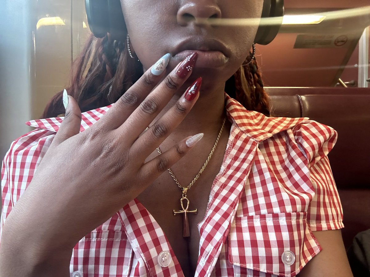 pr1ncesscj's tweet photo. i need my nails done again ugh. one of you send rn https://t.co/Z0syR4hnij