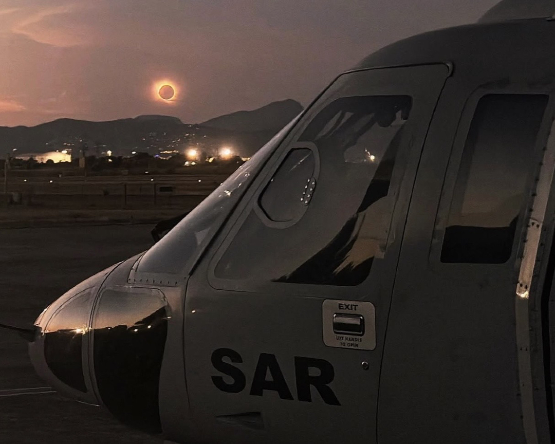 EjercitoAire's tweet photo. ¡Buenos días, aviadores! 🌚🌞

Ayer muchos de vosotros mirasteis al cielo para ver el eclipse.

Los aviadores que estaban de servicio tuvieron el privilegio de poder disfrutarlo desde el aire.

Os traemos algunas imágenes tomadas ayer, esperamos que os gusten.

¡Empezamos! ✈️ https://t.co/qqFLHpDoRT