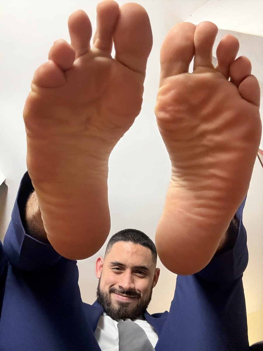 rw122001's tweet photo. I know you want it! 👣👔⚖️#feet #menfeetlovers #manfeet #suit #sheersocksmen https://t.co/jILMI2MQSI