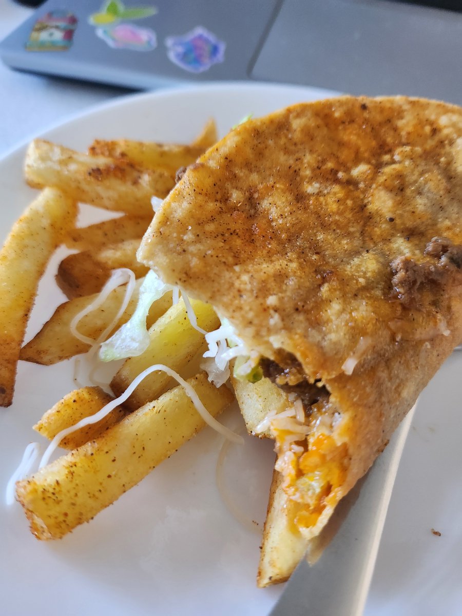 VixxAudrey's tweet photo. uncle made me tacos and chips 🤤🤤🤤 https://t.co/7VCAOwBDj8