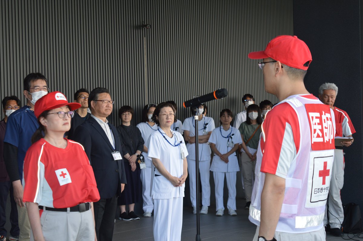 kochi_jrc's tweet photo. 8月11日、令和8年熊本地震により被災された地域への救護活動を行うため、日本赤十字社高知県支部の救護班（第1班）が出発いたしました。
出発に先立ち、出発式が執り行われ、同僚やご家族に見送られながら、救護班は熊本県へ向けて出発いたしました。 https://t.co/kDaoVqd36h