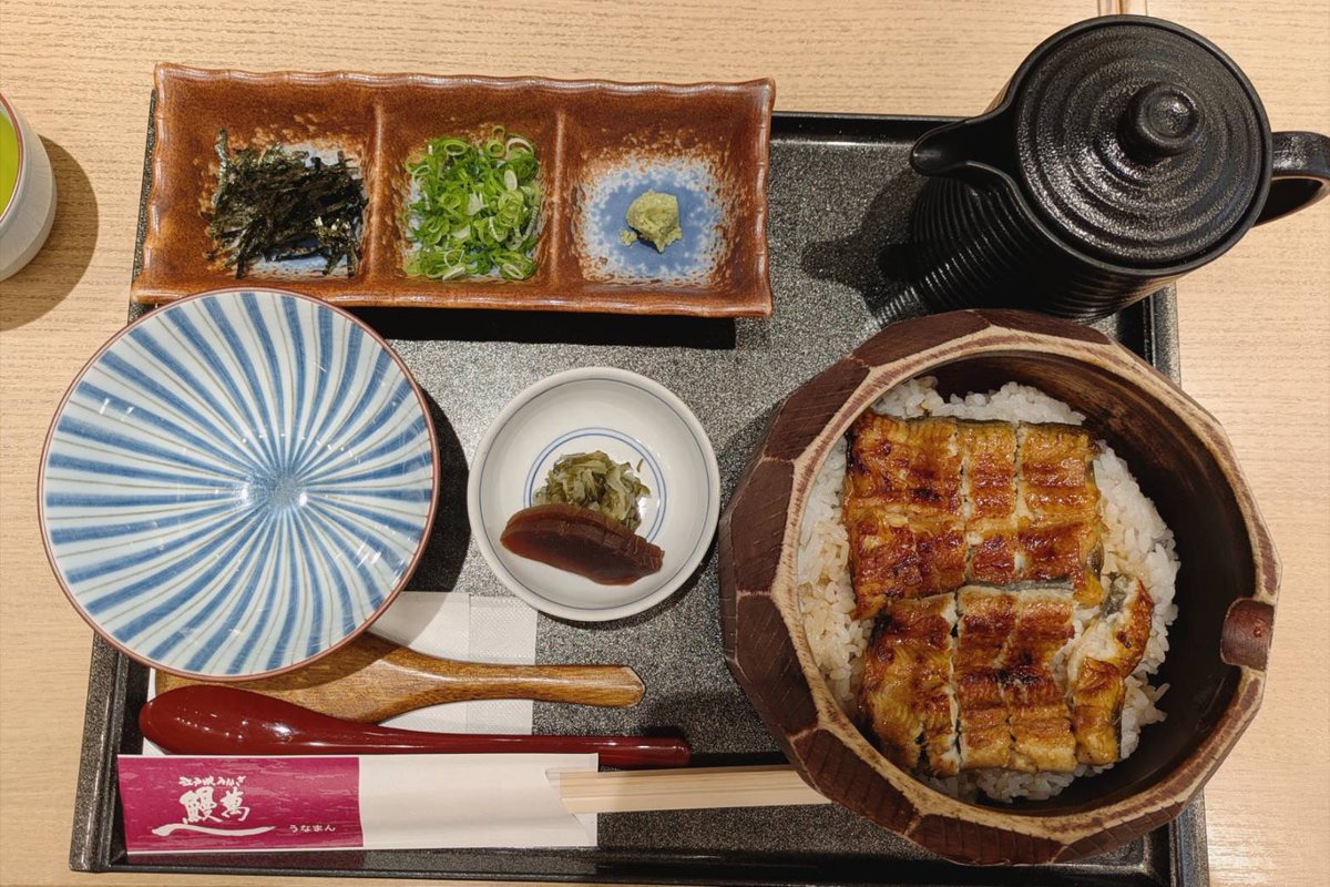 yuuki_bj's tweet photo. #阪急百貨店　#鰻萬　様にてランチ🍽️
ひつま「��」でございます😍
ひつまぶしの何が好きって
①そのまま
②薬味付き
③だしかけ
と色々な食べ方が出来るところ🤩
どの味わいも美味しいんですよね🤤
持って帰りたい位タレの甘い味がたまりません🥰
もちろんペロリと完食😋
ご馳走様でした💓 https://t.co/HcI2aIkkEn