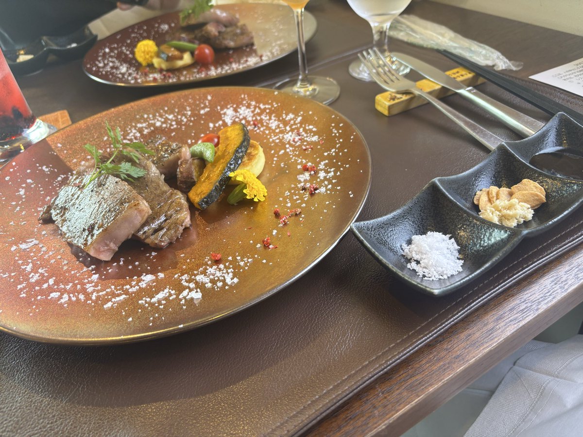 trpgman02's tweet photo. 人生で1番高い肉を食ったwithはとやさん https://t.co/YtCMWnl72X