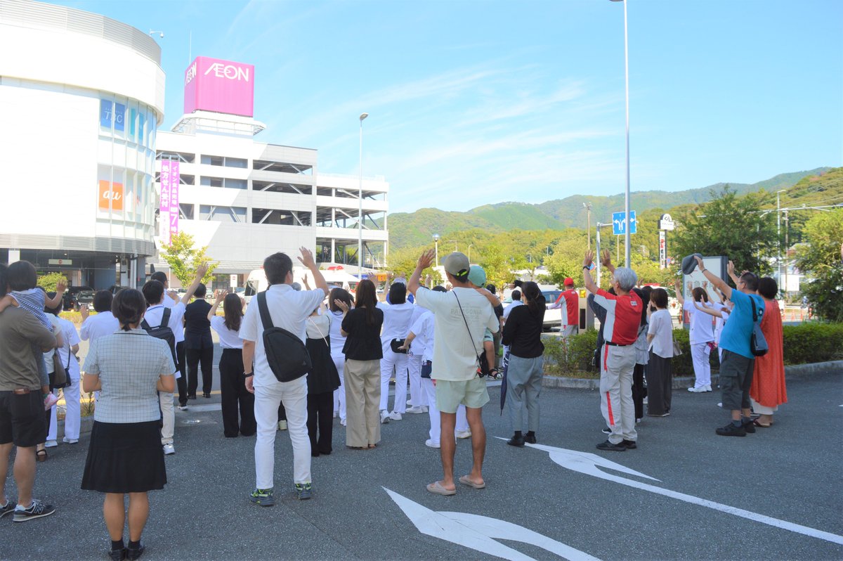 kochi_jrc's tweet photo. 8月11日、令和8年熊本地震により被災された地域への救護活動を行うため、日本赤十字社高知県支部の救護班（第1班）が出発いたしました。
出発に先立ち、出発式が執り行われ、同僚やご家族に見送られながら、救護班は熊本県へ向けて出発いたしました。 https://t.co/kDaoVqd36h