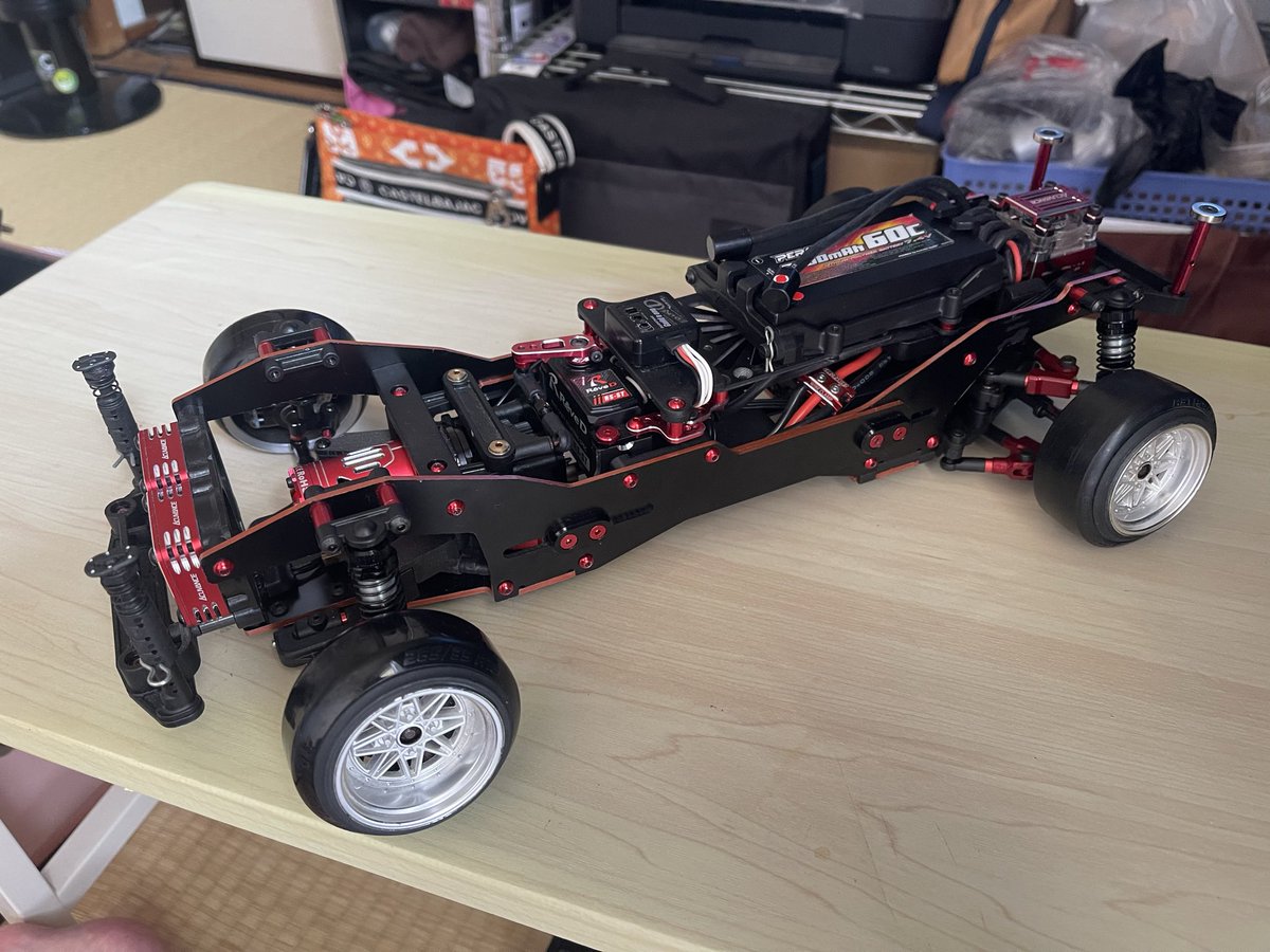 32cima0004's tweet photo. めっちゃ久しぶりにRX01触った🤭
バッテリーの搭載位置をちょっと前に出してみた
見た目重視で魔改造しすぎだなぁ😅
#RX01 https://t.co/Kq7YebKewl