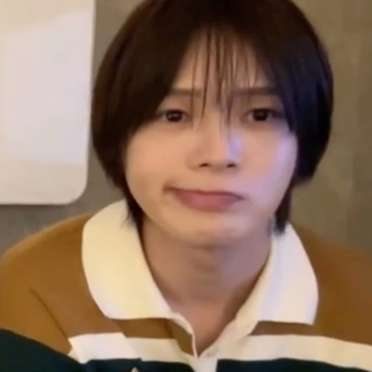Roses_n_Rot's tweet photo. So...firstly yippee my crush has been texting me everyday since I texted him, 2nd HOW DOES ANYONE GO TO BED AT 8PM EVERY DAY, I get he does more laboring work but my guy thats insane https://t.co/O5DD0SXMOo