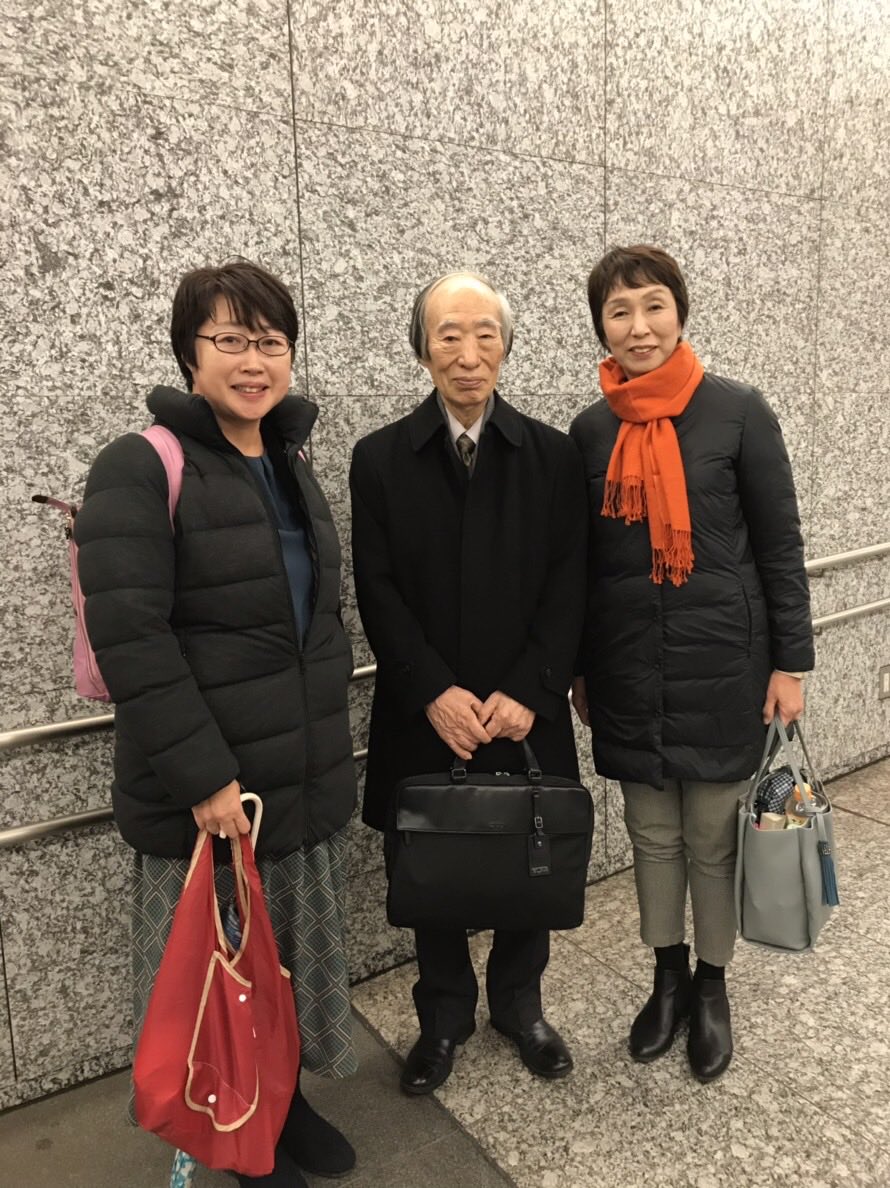 jundora14's tweet photo. 坂口力元厚生労働大臣のご逝去に接し、心よりお悔やみ申し上げます。
地下鉄通路で偶然お会いした時、「頑張ってくださいね！」と、一緒に写真も撮らせてくださいました😊
ご冥福をお祈りいたします。 https://t.co/wsCVpL8IbR
