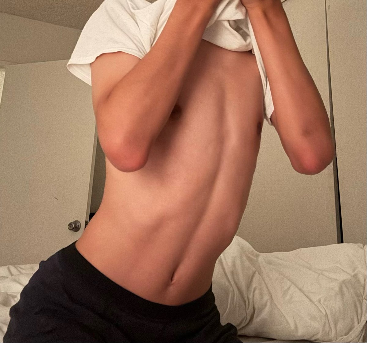 lazzyheadd's tweet photo. who can gimmie some milk before bed🤤
#gay #teen #boy #teenager https://t.co/vGmKLk2DyM