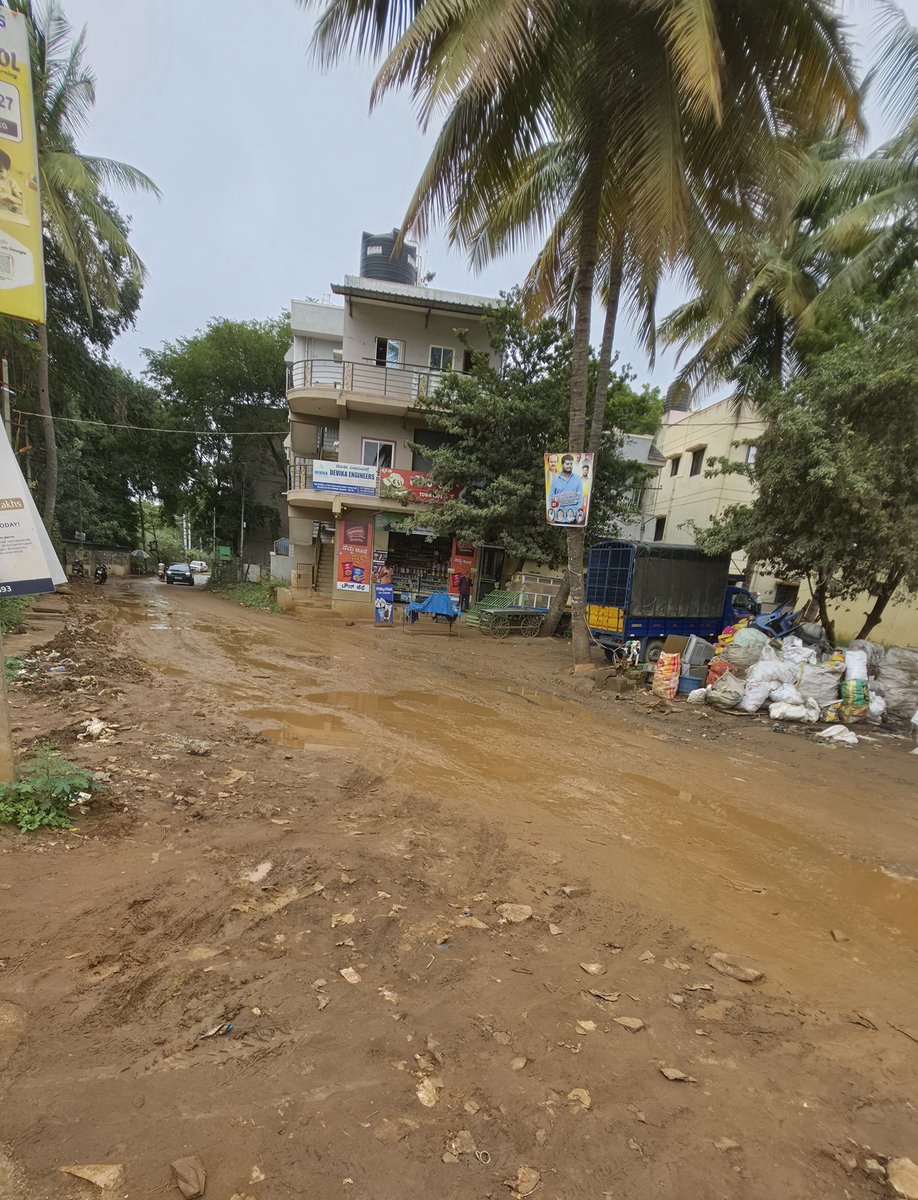 v_renz28430's tweet photo. @Bathakaexe @krishnabgowda #AnanthaNagar #Kammasandra #ElectronicCityPhase2 #ECity #BBMP #BengaluruRoads #FixOurRoads #NammaBengaluru https://t.co/pUeJxQXdJf