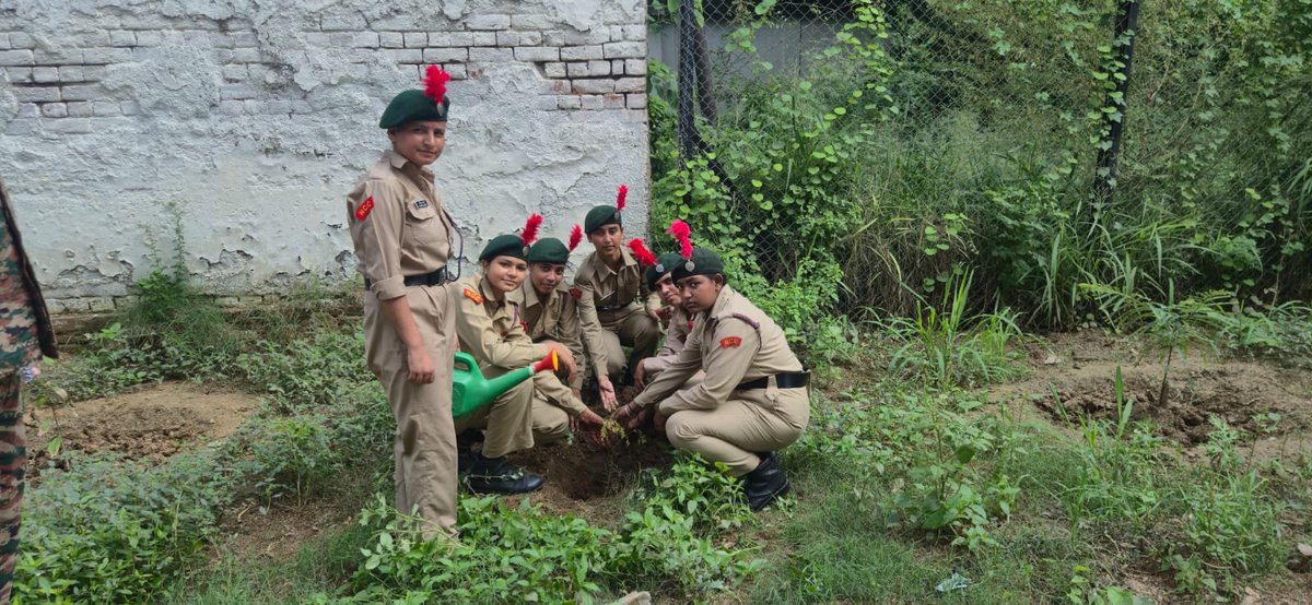 10PB_BN_NCC's tweet photo. 🌱 Ek Ped Maa Ke Naam 🌱

The Cadets of 10 PB BN NCC, Patiala participated in the “Ek Ped Maa Ke Naam” plantation drive, spreading the message of environmental conservation and a greener future. 🌳🇮🇳
#EkPedMaaKeNaam  #GreenIndia https://t.co/rw0Gll17yy