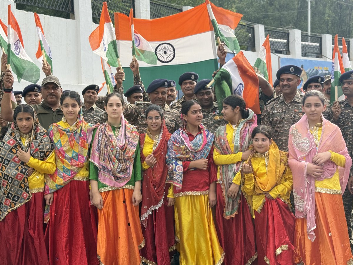 crpf_3's tweet photo. at around 10 thousand students from various schools, local men, women, children, security personal and government employees participated in the rally. The whole event was conducted in a patriotic and peaceful manner. https://t.co/KSpNqMiAoN