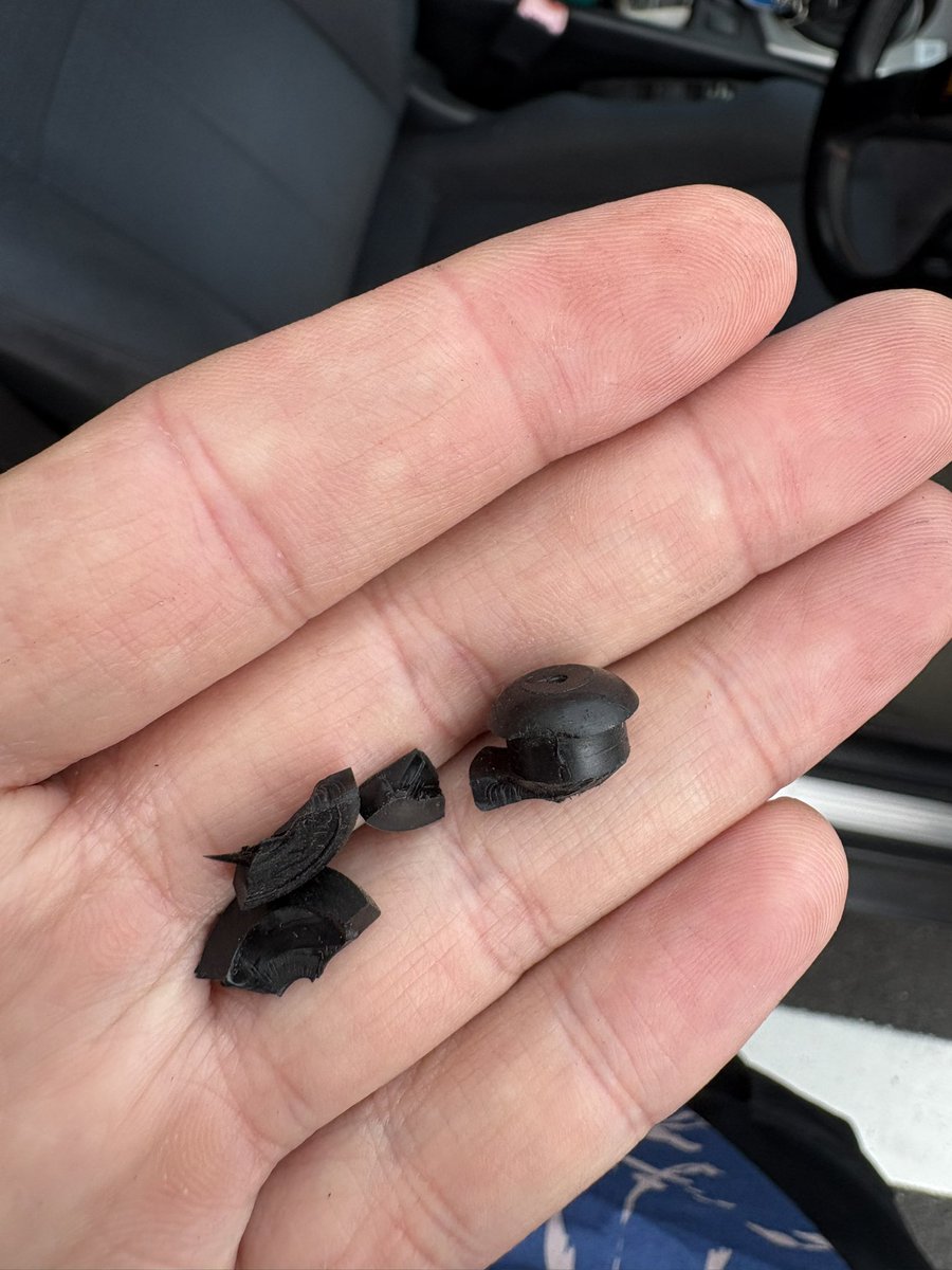 FK2s4e's tweet photo. だる
タイラップで消せたけど https://t.co/TTNtwxAW8b