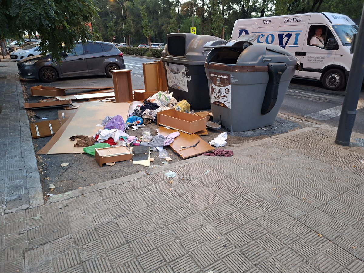 franjacasa's tweet photo. Carlos marx, edif atlántico @LipasamSevilla @jlsanzalcalde viva la limpieza https://t.co/sjdLkAPkDN