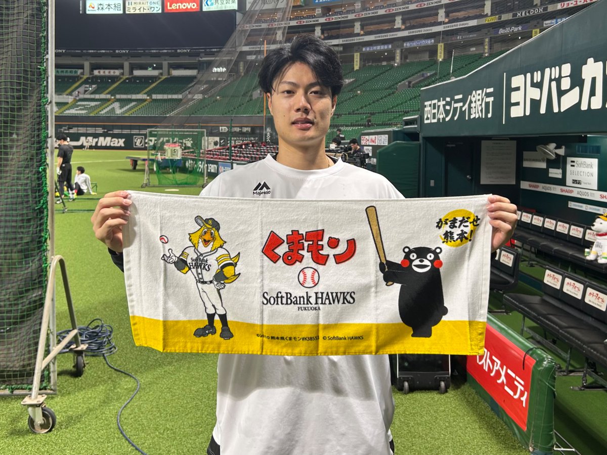 yomitaka8108581's tweet photo. 熊本地震の復興支援のため、くまモンとコラボしたチャリティータオルの受注販売がホークス公式オンラインストアで本日から始まりました。価格は2000円で、利益は全額、義援金として被災地に寄付されます。受注期間は24日まで。
熊本県出身の渡辺陸選手は「拡散してください！」
#sbhawks #熊本地震 https://t.co/j2OfIAqPSQ