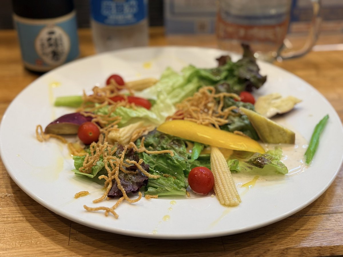 YossyChina's tweet photo. 8/10は必勝軒の休み前夜営業最終日で��た。
裏メニューの食材ロス低減のため、先着12名限定のコース制。
前菜→あげめんサラダ→皮ワンタンのトマトグラタン→鶏団子とA5和牛の炙り
〆の冷やしそばには辿り着けませんでした。。。
イケメンマスターごちそうさまでした。 https://t.co/ZpZ4AyUKy8