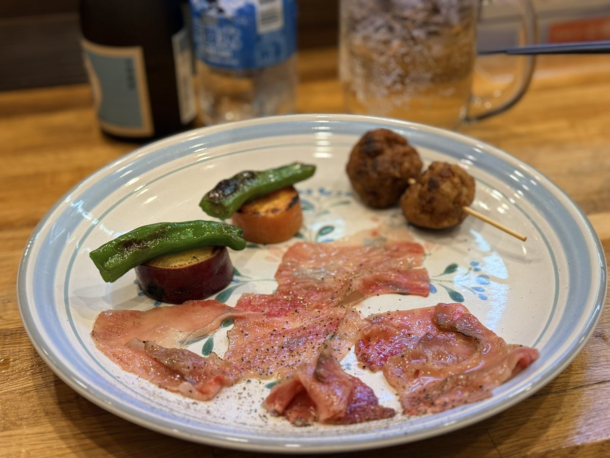 YossyChina's tweet photo. 8/10は必勝軒の休み前夜営業最終日で��た。
裏メニューの食材ロス低減のため、先着12名限定のコース制。
前菜→あげめんサラダ→皮ワンタンのトマトグラタン→鶏団子とA5和牛の炙り
〆の冷やしそばには辿り着けませんでした。。。
イケメンマスターごちそうさまでした。 https://t.co/ZpZ4AyUKy8