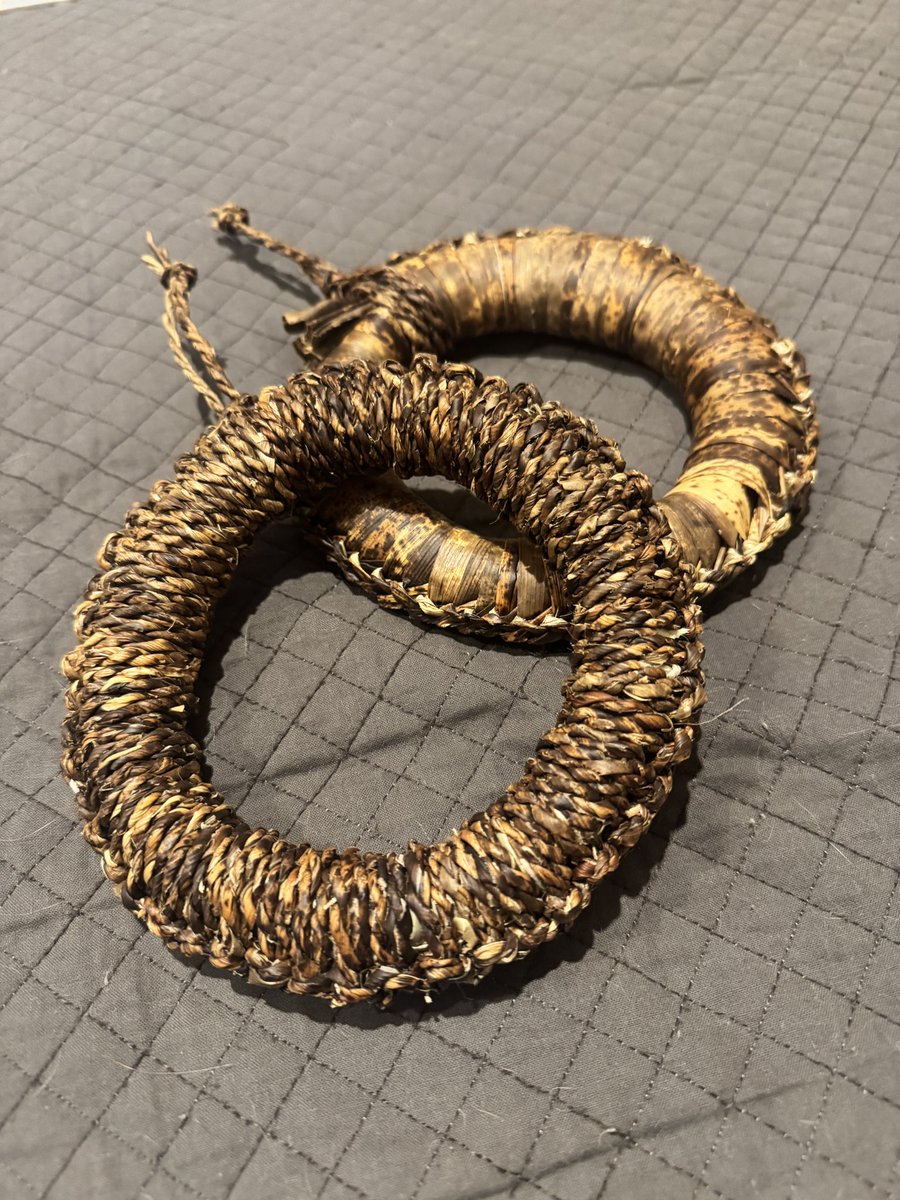 zasso_labo's tweet photo. 真竹の鍋敷き。最近、改めて色んな植物で鍋敷きを作ってみています。
⁡
 #雑草研究所 https://t.co/zVNezHM85n