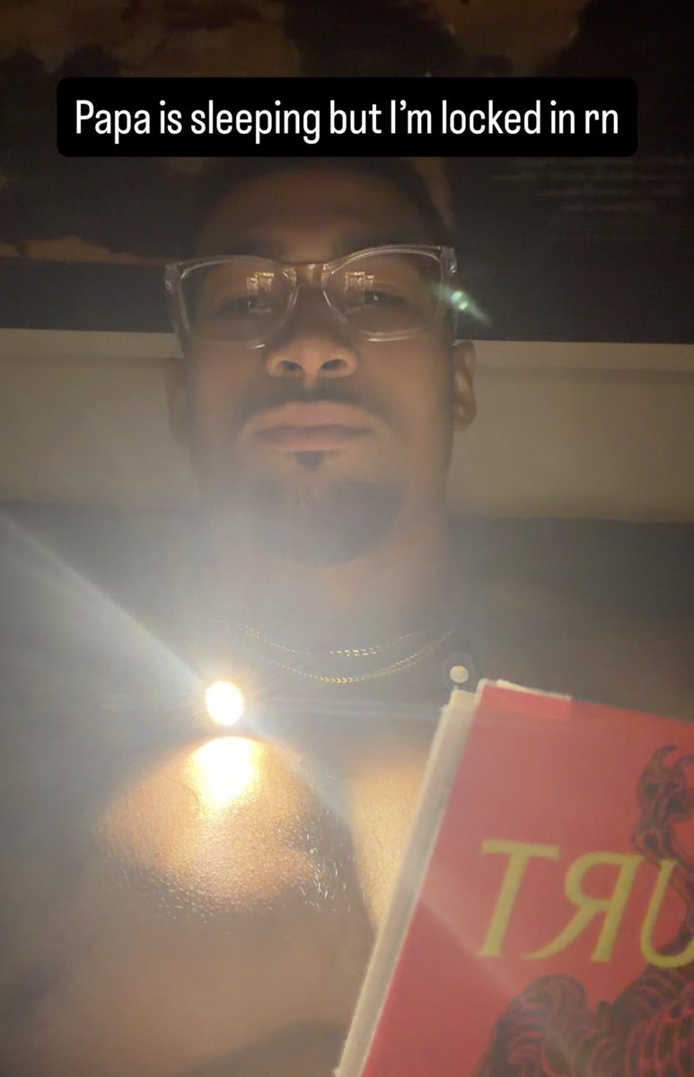 oyinzworld's tweet photo. the light shining right on his chest, Jesus. https://t.co/gLC2xFiCWA