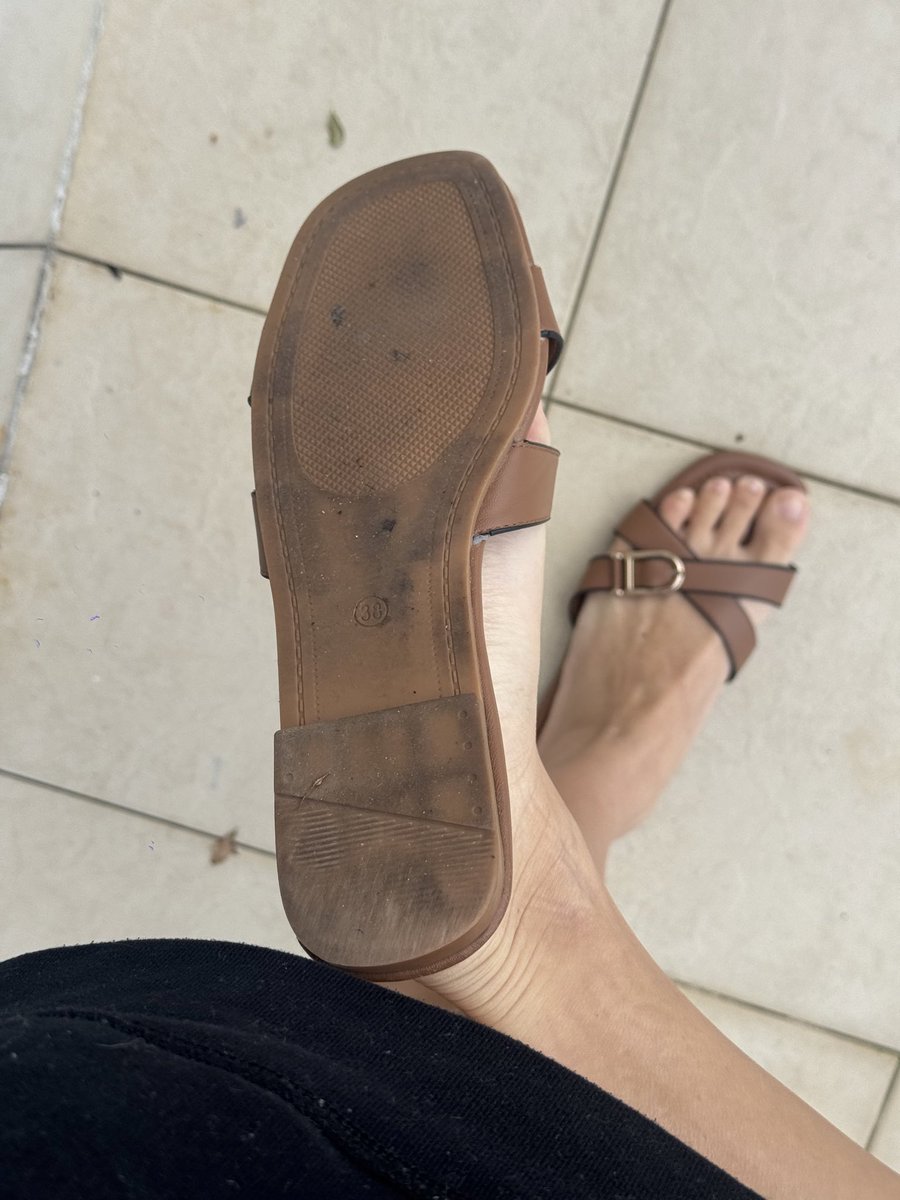 MeanGoddessAnni's tweet photo. Who wants a taste of the floor I walk on? https://t.co/gXLgJvib2u