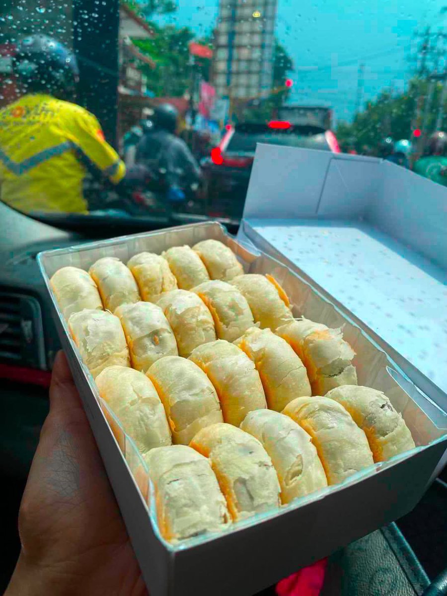 rrandomlyyyy's tweet photo. GILAAAAAK, AKU NGAKU KALAAAHH‼️‼️‼️
ini bakpia paling the best yang pernah aku cobain kulit tipis isian tebel 😭🫰🏻￼
Cocok buat temen ngopi nihhh ☕️￼ https://t.co/SXl9ZhuwlD