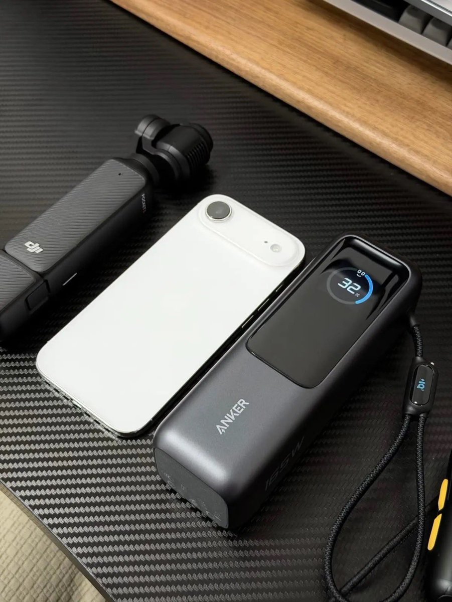 rrandomlyyyy's tweet photo. WOI 😭 INI POWER BANK APA MINI PLTN?!
25.000mAh TAPI MASIH BISA DIGENGGAM 😭
HP? AMAN.
iPad? AMAN.
LAPTOP? IKUTAN NGECHARGE.
BATERAINYA? MASIH NYISA LAGI?! 😭🙏🏻
IN THIS ECONOMY, NEMU BEGINI SIH HARUS DI-SPILL 😩🔥￼ https://t.co/OlPRpPE9DH
