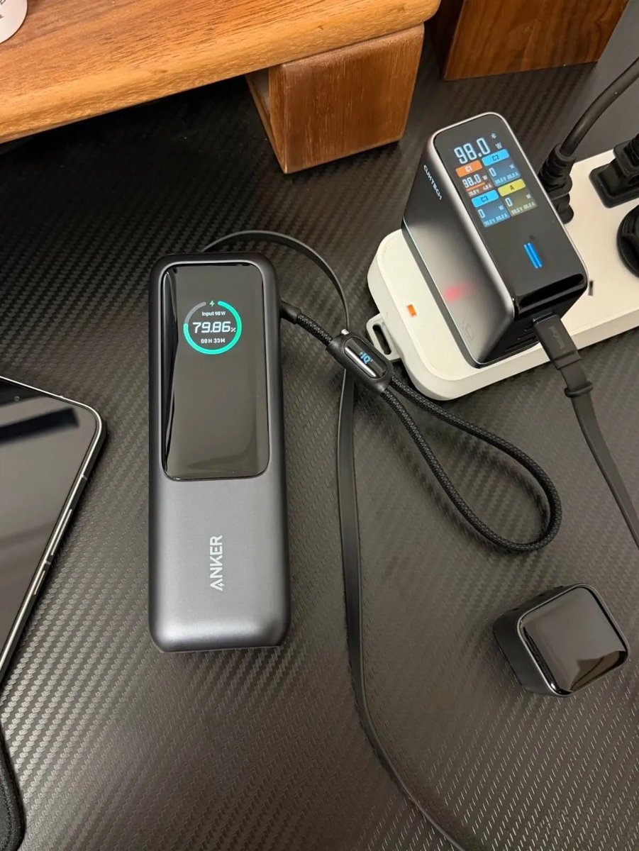 rrandomlyyyy's tweet photo. WOI 😭 INI POWER BANK APA MINI PLTN?!
25.000mAh TAPI MASIH BISA DIGENGGAM 😭
HP? AMAN.
iPad? AMAN.
LAPTOP? IKUTAN NGECHARGE.
BATERAINYA? MASIH NYISA LAGI?! 😭🙏🏻
IN THIS ECONOMY, NEMU BEGINI SIH HARUS DI-SPILL 😩🔥￼ https://t.co/OlPRpPE9DH