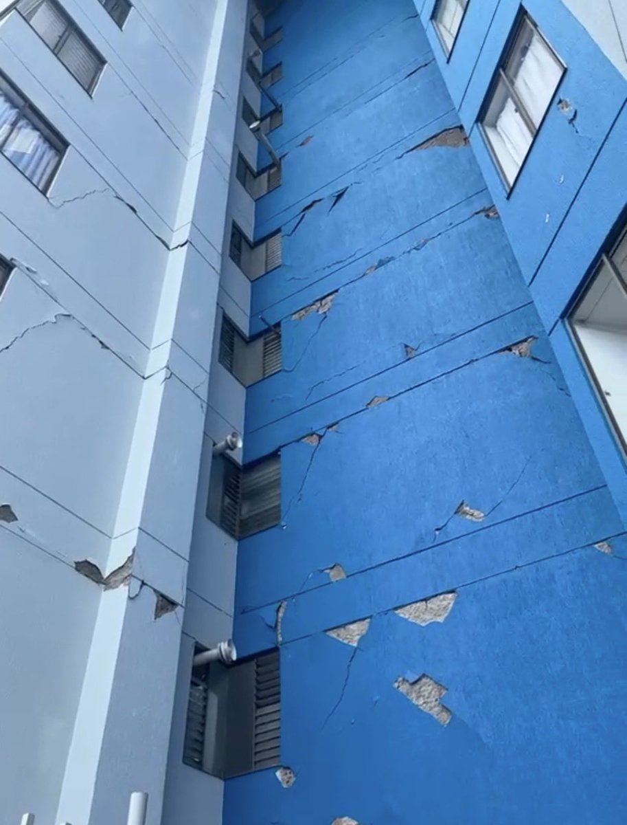 CaroJ04's tweet photo. @you_silly_cat @AdrianaTX1m El edificio donde estaba viviendo quedó así, ¿ qué opinan? :( esto es en Manizales https://t.co/EiUGTC3C86
