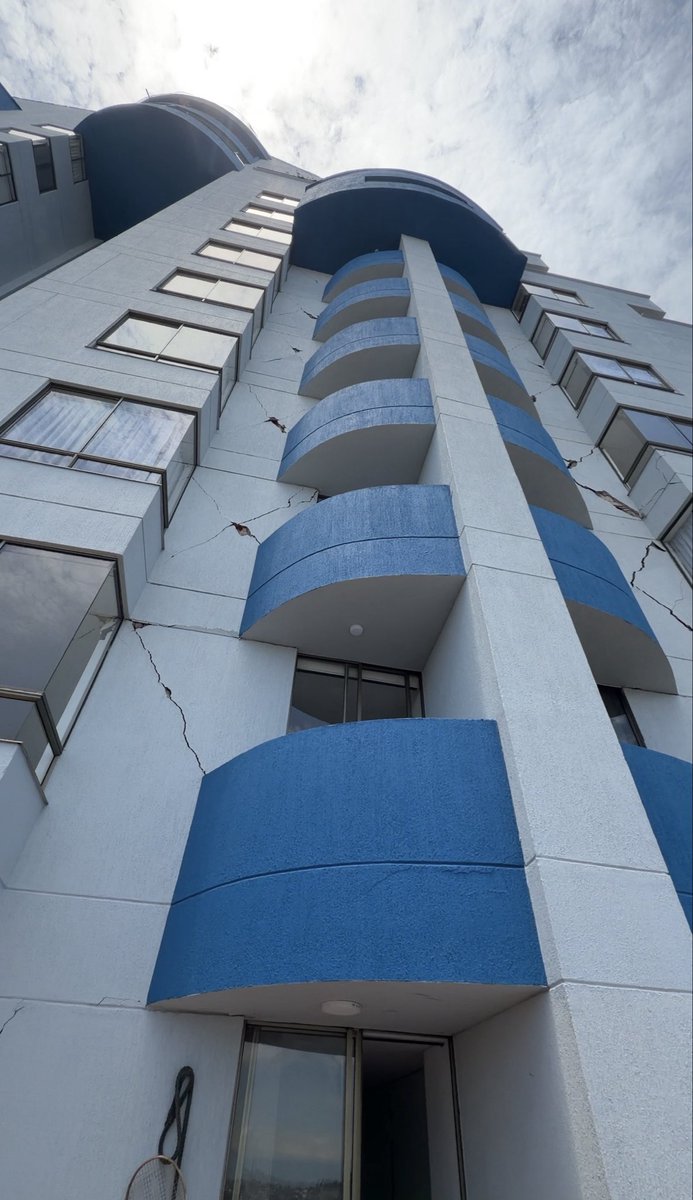 CaroJ04's tweet photo. @you_silly_cat @AdrianaTX1m El edificio donde estaba viviendo quedó así, ¿ qué opinan? :( esto es en Manizales https://t.co/EiUGTC3C86