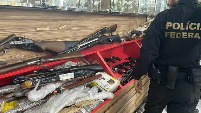 ribeirotrilhas's tweet photo. Esse é o arsenal de armas que a PF encontrou na casa do criminoso que PAGOU R$ 100 MIL para que um "jornalista" perseguisse Flávio Dino!!  Ele é PRIMO de um condenado por ASSASSINATO que está preso e cujo FLÁVIO DINO é o relator do caso e negou sua soltura! https://t.co/8Q9VtDwd6p