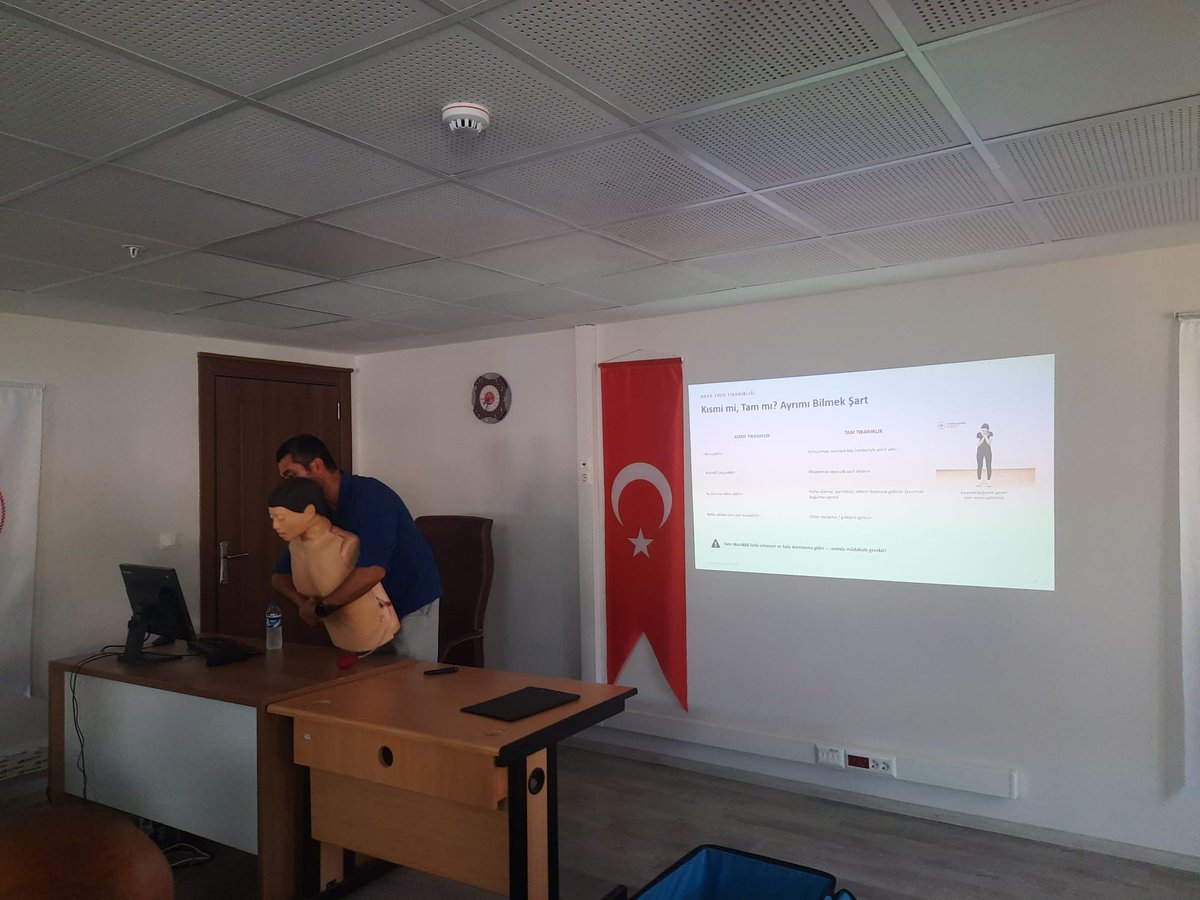 GumushaneDs's tweet photo. Müdürlüğümüzde devam eden eğitim ve iyileştirme faaliyetleri kapsamında Gümüşhane İl Sağlık Müdürlüğünde görevli İlkyardım Eğitmeni Fatih Kan tarafından 40 yükümlüye "İlkyardım" konulu bilgilendirme semineri verildi. Desteklerinden dolayı Gümüşhane İl Sağlık Müdürlüğüne teşekkür+ https://t.co/3sXSECSL1F