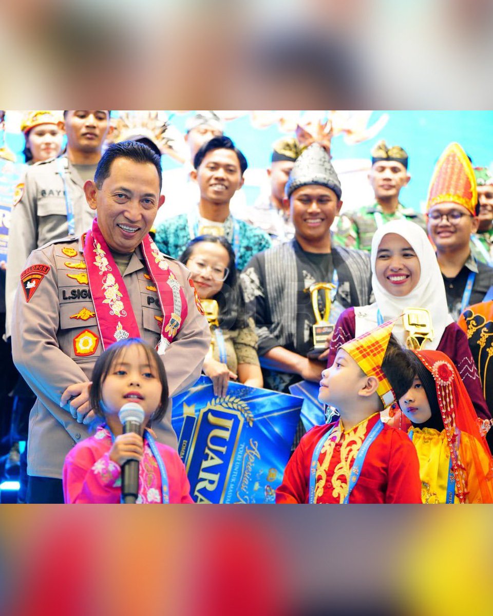 DivHumas_Polri's tweet photo. Tiga anak, Faiha Samaira Khansa, Violina Firdausa (Vio), dan Gilang, mendapat kesempatan mendongeng di hadapan Kapolri Jenderal Polisi Drs. Listyo Sigit Prabowo, M. Si., di Jakarta pada Selasa (11/8). Ketiganya merupakan finalis Lomba Mendongeng Hari Bhayangkara ke-80 tahun 2026 diselenggarakan oleh Divisi Humas Polri dengan tema "Polri untuk Masyarakat".  Usai tampil, ketiganya berbincang dengan Kapolri tentang sekolah, keluarga, dan cita-cita. Faiha ingin menjadi dokter, Vio bercita-cita menjadi anggota Polri, sementara Gilang ingin menjadi dokter spesialis anak.

Kapolri memberikan motivasi agar mereka rajin belajar, menjaga kesehatan, dan terus mengejar cita-cita. Pertemuan tersebut menjadi bentuk perhatian terhadap anak sekaligus memberi ruang bagi mereka untuk berkarya, percaya diri, dan berani bermimpi. Melalui kesempatan itu, Polri menegaskan pentingnya mendukung tumbuh kembang anak sebagai generasi penerus bangsa.