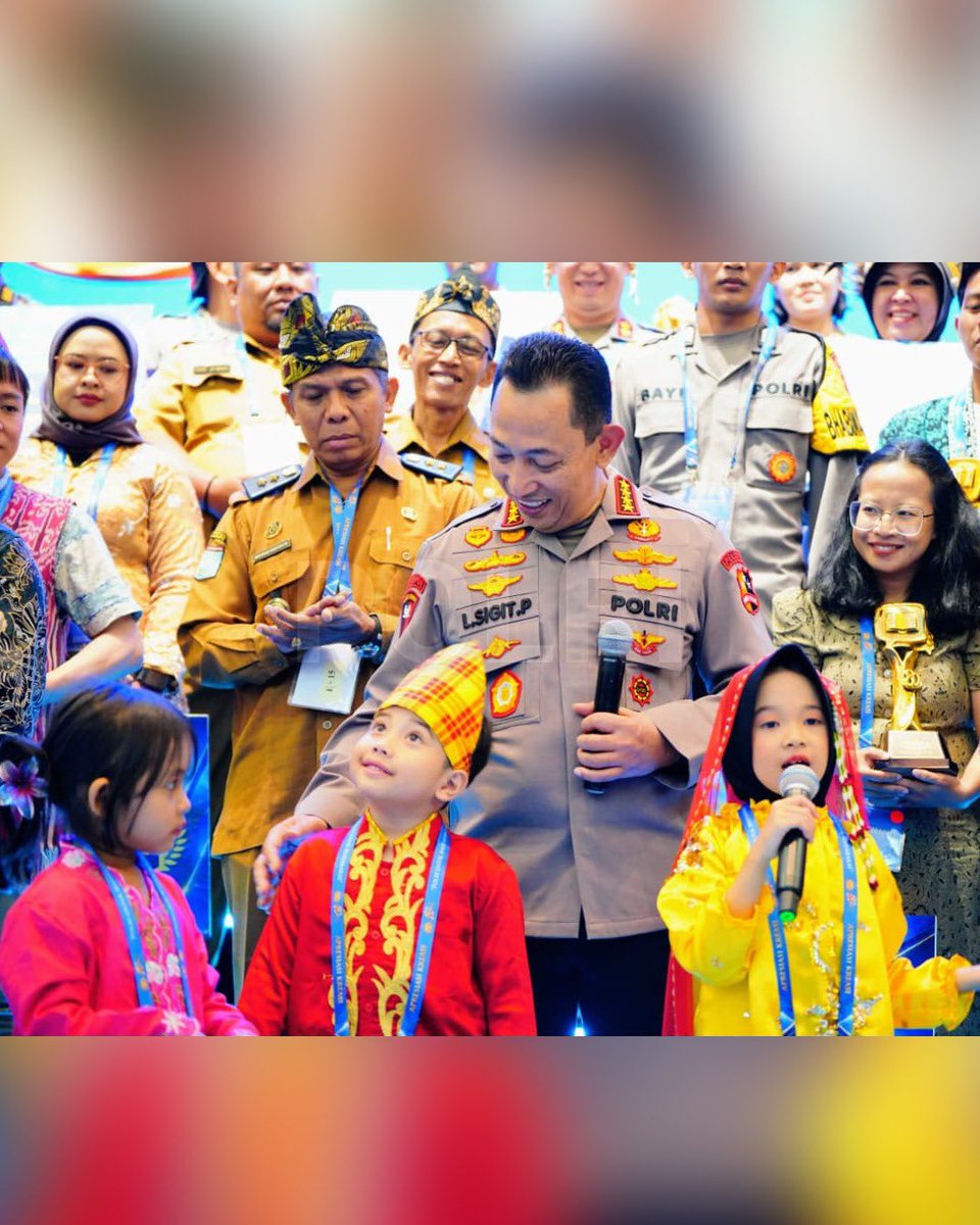 DivHumas_Polri's tweet photo. Tiga anak, Faiha Samaira Khansa, Violina Firdausa (Vio), dan Gilang, mendapat kesempatan mendongeng di hadapan Kapolri Jenderal Polisi Drs. Listyo Sigit Prabowo, M. Si., di Jakarta pada Selasa (11/8). Ketiganya merupakan finalis Lomba Mendongeng Hari Bhayangkara ke-80 tahun 2026 diselenggarakan oleh Divisi Humas Polri dengan tema "Polri untuk Masyarakat".  Usai tampil, ketiganya berbincang dengan Kapolri tentang sekolah, keluarga, dan cita-cita. Faiha ingin menjadi dokter, Vio bercita-cita menjadi anggota Polri, sementara Gilang ingin menjadi dokter spesialis anak.

Kapolri memberikan motivasi agar mereka rajin belajar, menjaga kesehatan, dan terus mengejar cita-cita. Pertemuan tersebut menjadi bentuk perhatian terhadap anak sekaligus memberi ruang bagi mereka untuk berkarya, percaya diri, dan berani bermimpi. Melalui kesempatan itu, Polri menegaskan pentingnya mendukung tumbuh kembang anak sebagai generasi penerus bangsa.