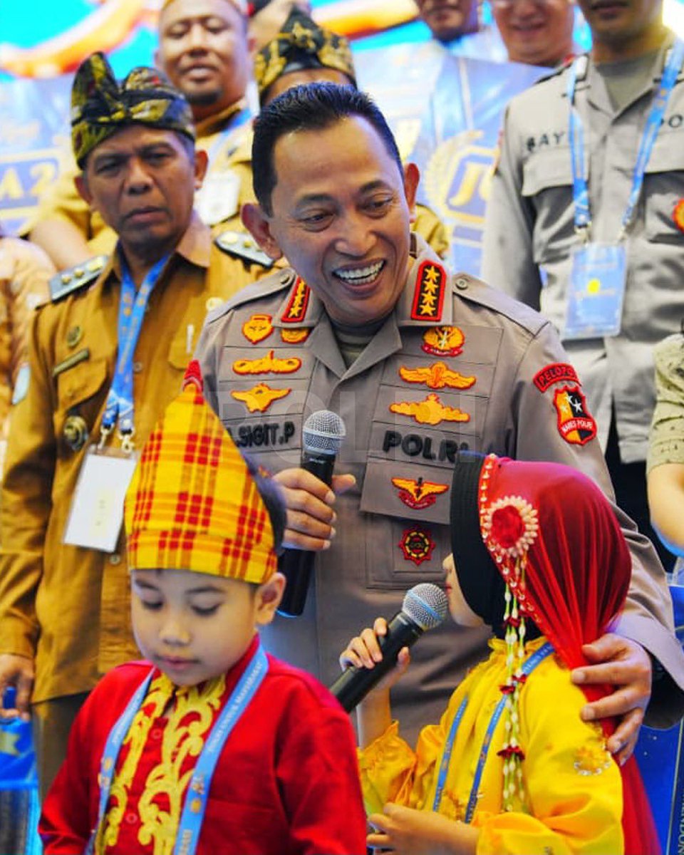 DivHumas_Polri's tweet photo. Tiga anak, Faiha Samaira Khansa, Violina Firdausa (Vio), dan Gilang, mendapat kesempatan mendongeng di hadapan Kapolri Jenderal Polisi Drs. Listyo Sigit Prabowo, M. Si., di Jakarta pada Selasa (11/8). Ketiganya merupakan finalis Lomba Mendongeng Hari Bhayangkara ke-80 tahun 2026 diselenggarakan oleh Divisi Humas Polri dengan tema "Polri untuk Masyarakat".  Usai tampil, ketiganya berbincang dengan Kapolri tentang sekolah, keluarga, dan cita-cita. Faiha ingin menjadi dokter, Vio bercita-cita menjadi anggota Polri, sementara Gilang ingin menjadi dokter spesialis anak.

Kapolri memberikan motivasi agar mereka rajin belajar, menjaga kesehatan, dan terus mengejar cita-cita. Pertemuan tersebut menjadi bentuk perhatian terhadap anak sekaligus memberi ruang bagi mereka untuk berkarya, percaya diri, dan berani bermimpi. Melalui kesempatan itu, Polri menegaskan pentingnya mendukung tumbuh kembang anak sebagai generasi penerus bangsa.