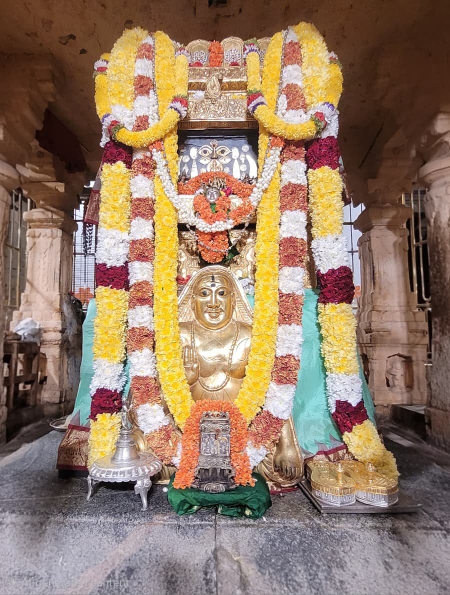 Jaggesh2's tweet photo. ಇಂದಿನ ರಾಯರ ಬೃಂದಾವನ ಅಲಂಕಾರ ದರ್ಶನ 🙏 https://t.co/IVTliDCGO0