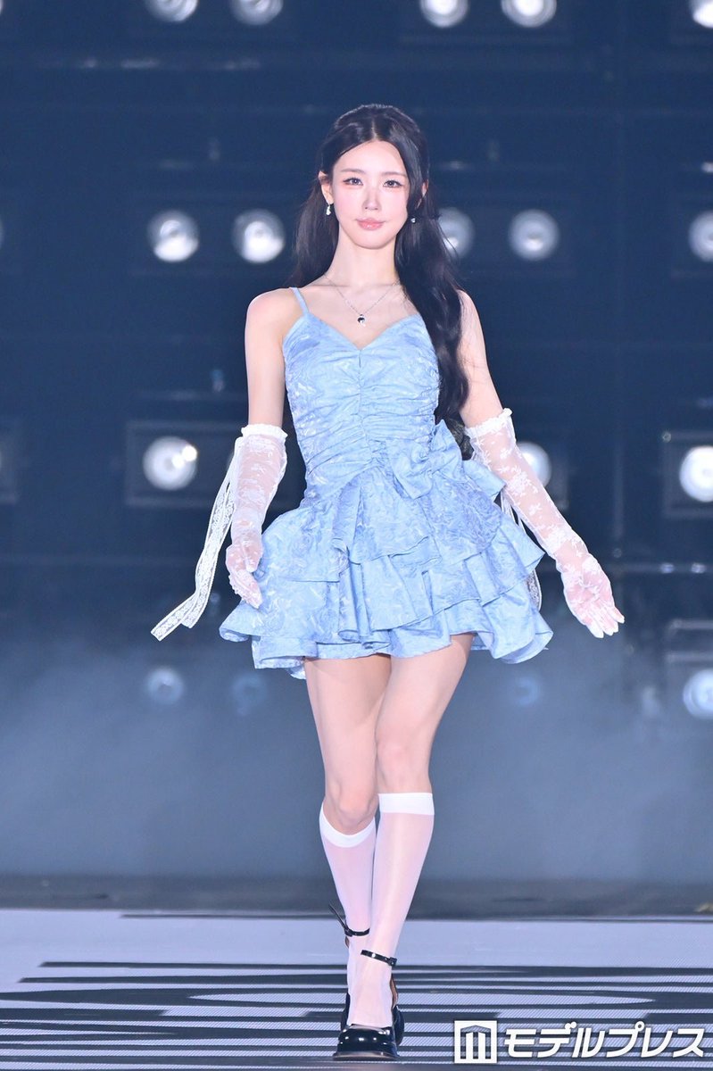 miyeonnews's tweet photo. #MIYEON makes a runway appearance at the opening of Kansai Collection 2026 A/W, showcasing her stunning legs in a mini-length outfit.

#미연 #曺薇娟 #ミヨン #아이들 #IDLE https://t.co/tA1yolzOPS